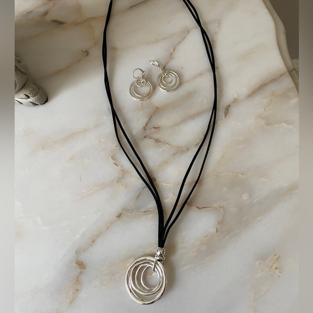 Caracol Boho Necklace w/Black Suede Like Cord & three silvertone rings/earrings